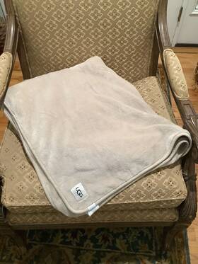 Ugg 008889266999 Australia Home Tan Plush Throw Blanket 50 Inch X 70