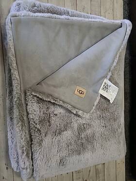 Ugg 008889306671 Wyatt Reversible Plush Throw Blanket Faux Fur Seal - 50 Inch X 70 Nwot