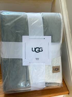 Ugg 008889394043 New Authentic Avery Reversible Plush And Sherpa Throw In Grey/seal 50 Inch X 70