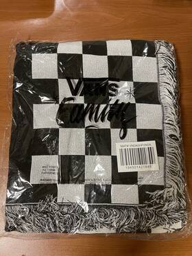 Vans 194901421849 New Family Off The Wall Throw Blanket Fringe 65 Inch X 53 Rare Collectible