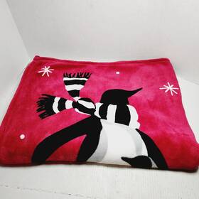 12408-q38 Vera Bradley Playful Penguins Cabernet Throw Blanket Vbd19 80 Inch X50