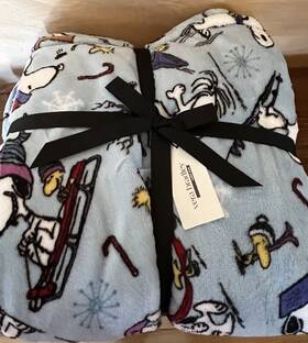 Vera Bradley 886003975848 Peanuts Ski Jump Snoopy Winter Sky Throw Blanket 50 Inch X 80 Nwt