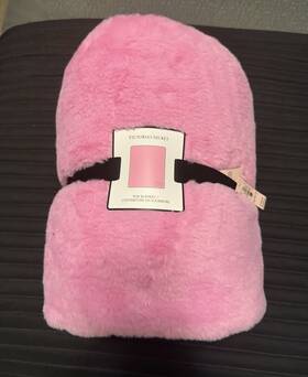 36041703 Victorias Secret Pink Faux Fur Blanket 50 X 60 Solid
