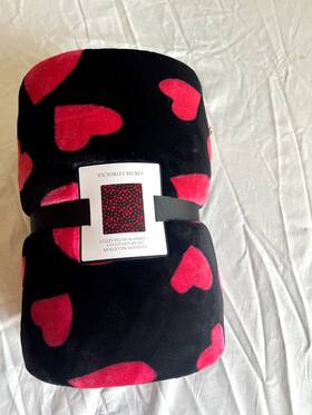 Victorias Secret 667559139232 Polyester Heart Blanket Throw 60 Inch X 50 Red/pink/black Nwt