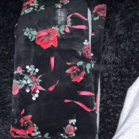 997z22 Victorias Secret Floral Throw Blanket 50x60in Black Red Green White Flowers