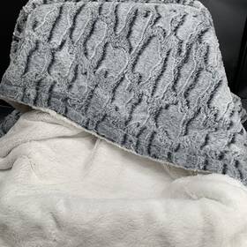 Vince Camuto 783048038142 Two Sides Plush Throw Blanket 60 Inch X 48 Euc