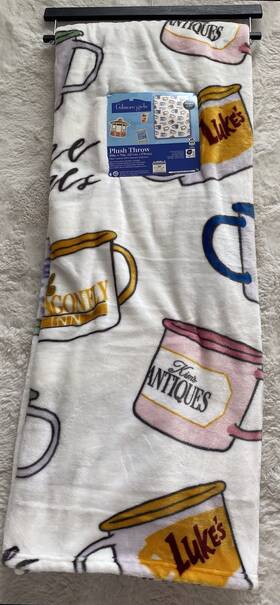 Warner Bros 032281782016 Gilmore Girls Stars Hollow Town Lukes Dragonfly Inn 50 Inch X70 Throw Blanket New