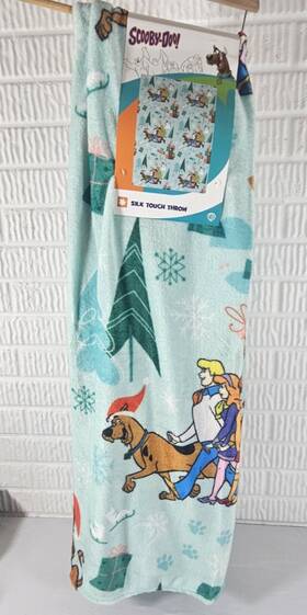 Warner Bros 199124155656 Scooby Doo And Gang Christmas Holiday 50 Inch X70 Silk Touch Throw Blanket New