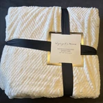 Wyngate Manor Faux Bunny Fur Blanket Queen Ivory Chevron Plush 90X90 New. Fixed Price $41.65.