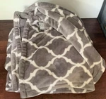 Beautyrest Ogee Oversized Heated Throw Grey/white - No Charging Wire Adapter. Fixed Price $35.00.
