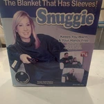 Snuggie Fleece Blanket With Sleeves Green One Size Fits All Adults Pockets. Fixed Price $21.65.
