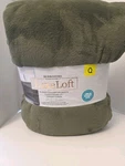 Berkshire Luxeloft Green Blanket Queen 98" 92". Fixed Price $55.00.