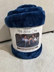 Luxuriant Home The Huge One Family-sized Velvet Cloud Blanket, Navy 110X132. Fixed Price $40.00.