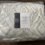 Luxury Hotel Windsor King Duvet Cover Mini Set New. Fixed Price $99.00.