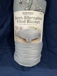 Berkshire Down Alternative Filled Blanket.reverse To Solid.king Size 112"X92". Fixed Price $35.00.