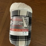 Sunbeam Microplush Sherpa Heated Throw 50" X 60" Black & White New. Fixed Price $16.75.