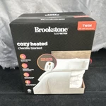 Brookstone Heated Chenille Blanket Twin White Adjustable Timer Machine Washable. Fixed Price $35.00.