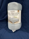 Berkshire Down Alternative Filled Blanket.reverse To Solid. Queen Size 98 X92". Fixed Price $30.00.