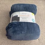 New Berkshire Blanket Queen Blue Luxe Loft 98 X92 Soft, Cozy. Fixed Price $39.99.